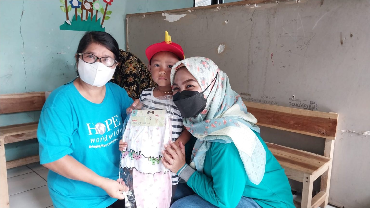 Mbak Wali memberikan bantuan dana kepada penghuni panti asuhan